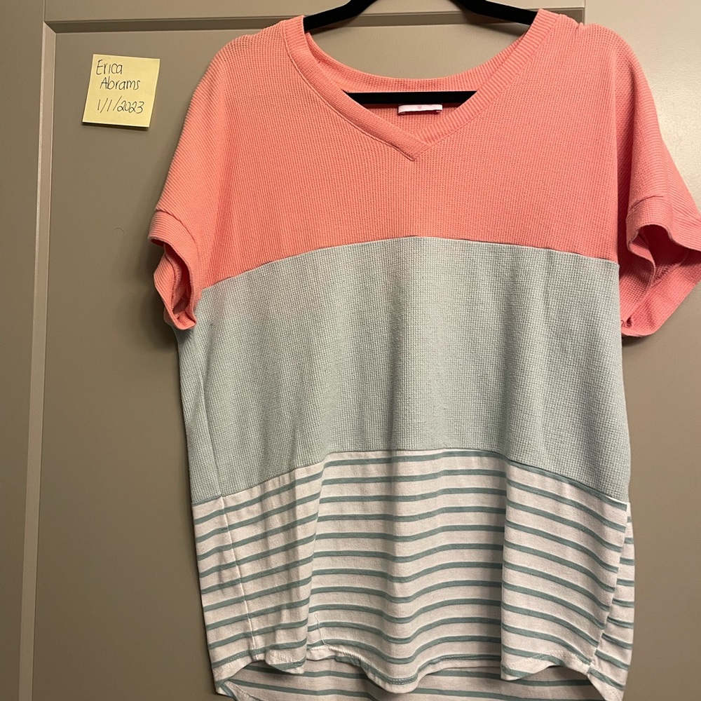 Size Medium Pink Lily Color Block short sleeved shirt